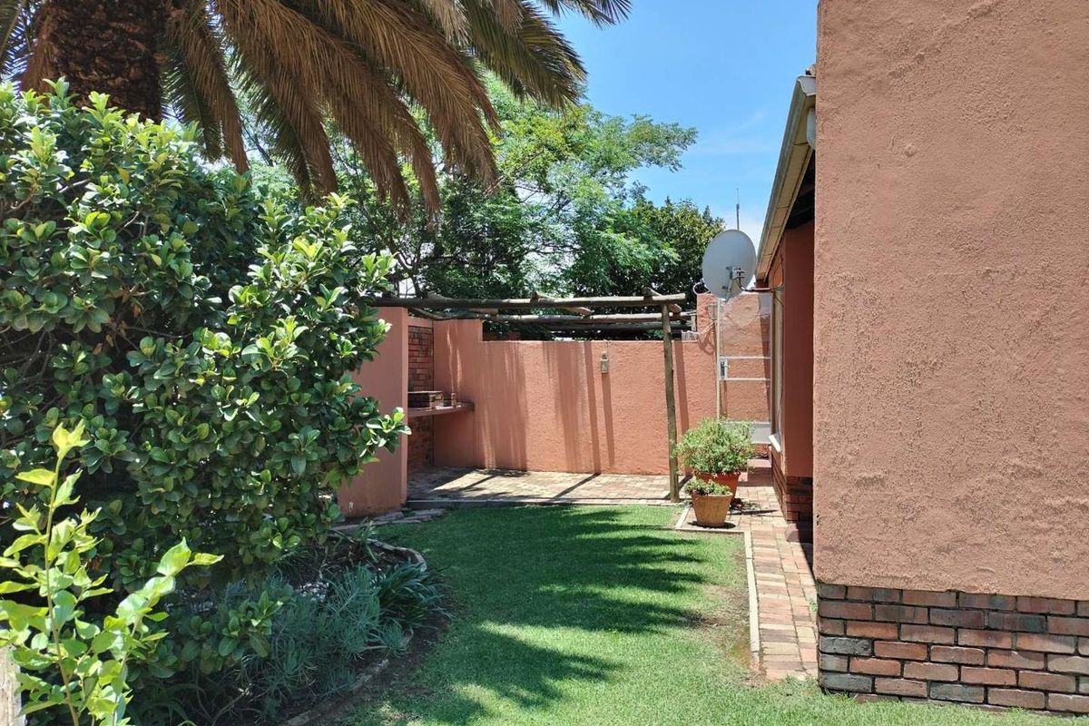 Discover Tranquil Living in Alan Manor's Renovated Gem!" - Photo 2