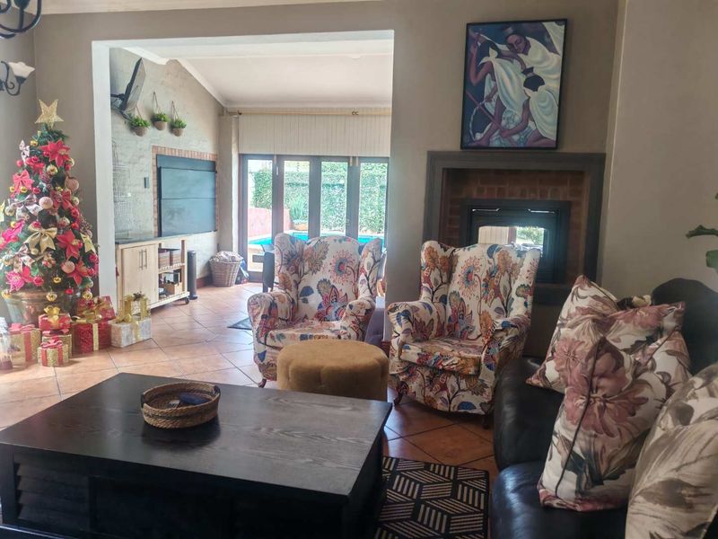 DUAL MANDATE - LOVELY FARMHOUSE STYLE FAMILY HOME - Photo 6