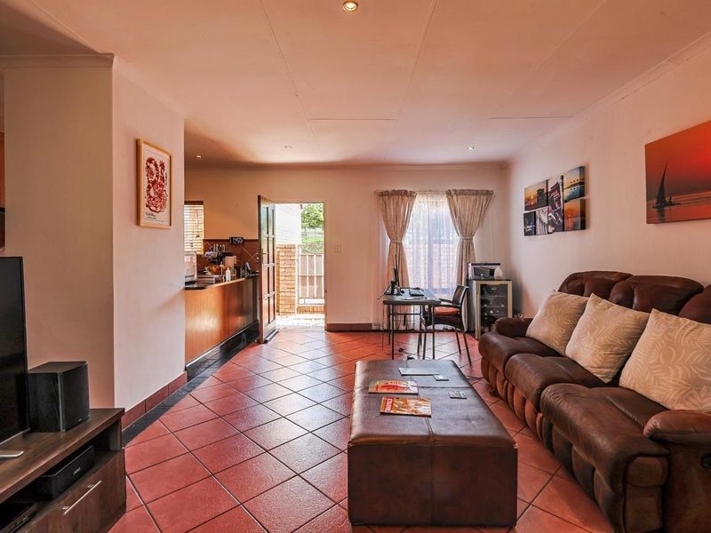 Perfect Mooikloof Ridge Home – Spacious Bedrooms, Big Garden, Great Amenities - Photo 9