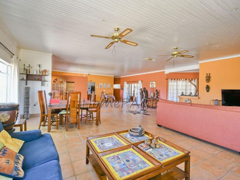 Omaruru:  Very neat 5 Bedr Home is for Sale - Photo 5