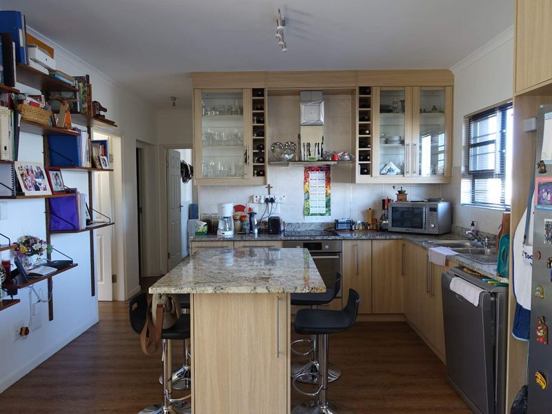 MODERN SINGLE STORY TOWNHOUSE IN GATED COMMUNITY - Photo 8