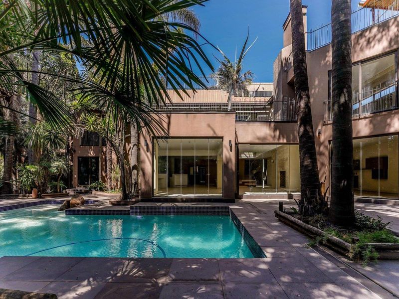 Exceptional, Expansive 6 Bedroom House with Separate Flatlet in Atholl - Photo 2