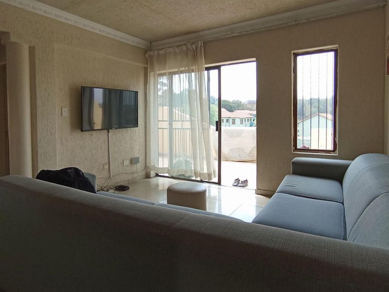 **Charming 2-Bedroom Apartment for Sale in Mondeor** - Photo 7
