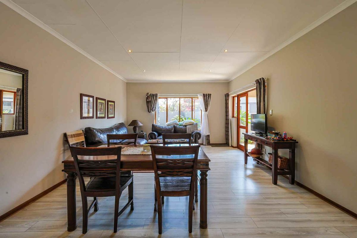 Fully Furnished 2-Bedroom, 2-Bathroom Townhouse in Silver Lakes Golf Estate - Photo 3