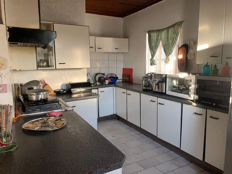 For Sale: Spacious 2-Bedroom Full Title Home – South Hills, Johannesburg - Photo 3