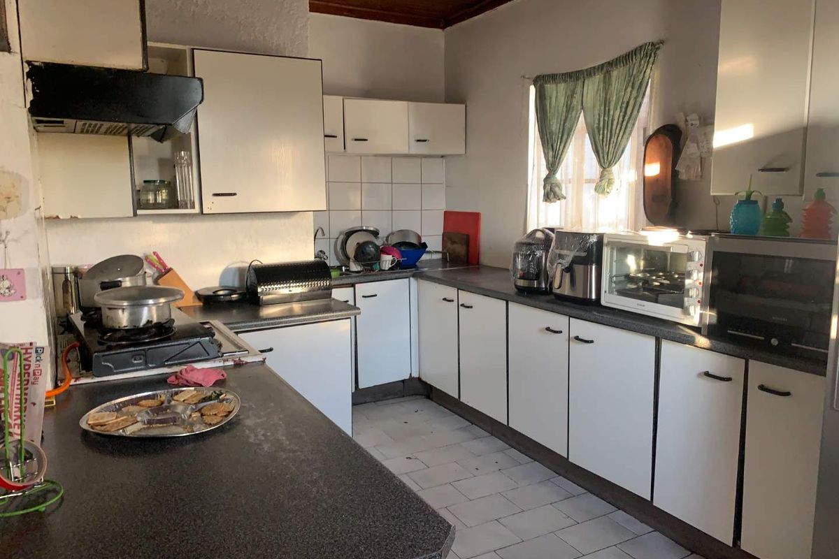 For Sale: Spacious 2-Bedroom Full Title Home – South Hills, Johannesburg - Photo 3