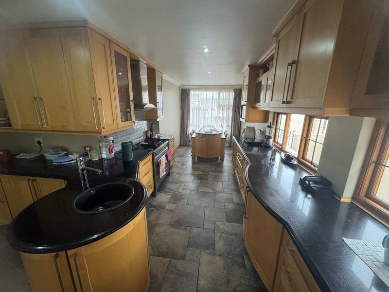Huge Family Home with Flatlet - Photo 8