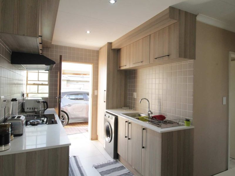 3 Bedroom house for sale in Clayville, Midrand Village Estate - Photo 9