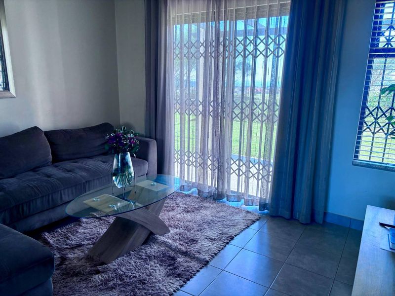 **Spacious 3-Bedroom with build in cupboards in secure community,with added seabreeze*** - Photo 4