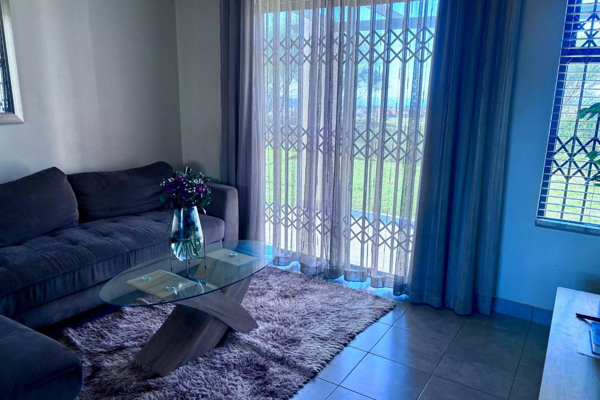 **Spacious 3-Bedroom with build in cupboards in secure community,with added seabreeze*** - Photo 5