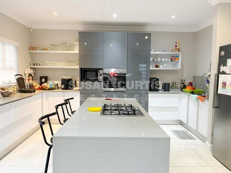Family Home - Photo 2