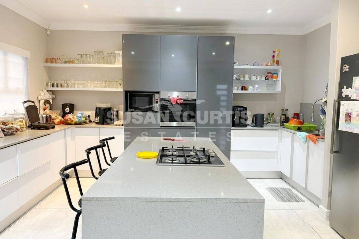 Family Home - Photo 2
