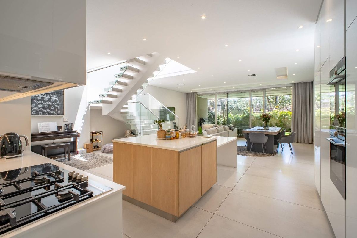 Modern Three Bedroom Home for Sale in Prestigious One Iris, Morningside - Photo 5