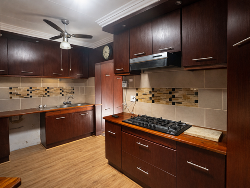 Family Home with Pool & Braai Room in Langenhovenpark - Photo 2