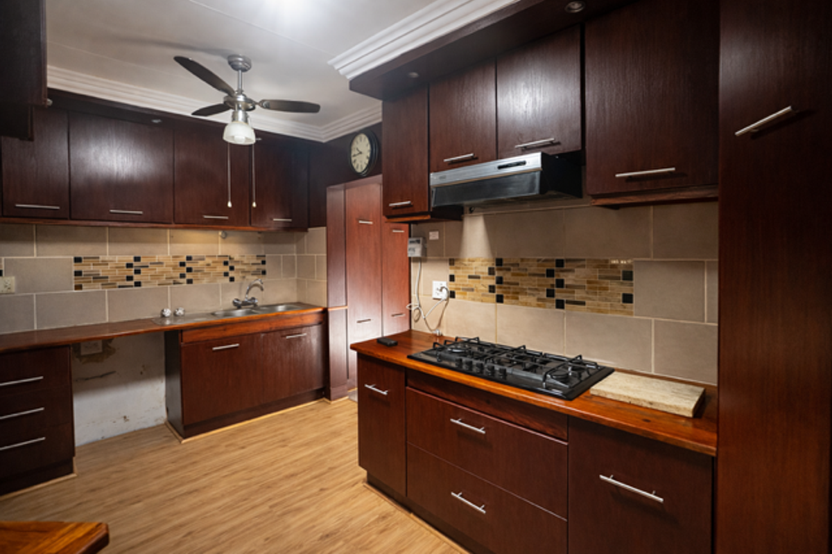 Family Home with Pool & Braai Room in Langenhovenpark - Photo 2