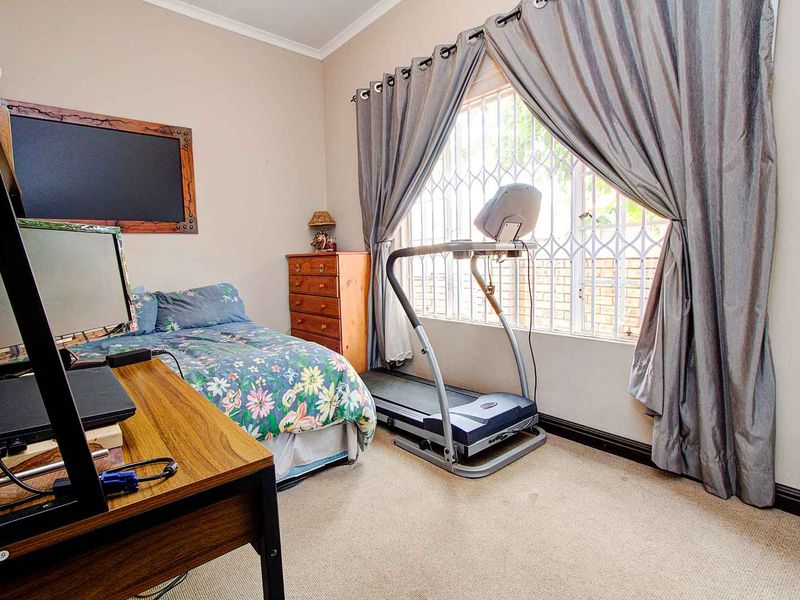 Modern Elegance Meets Comfort - Photo 10