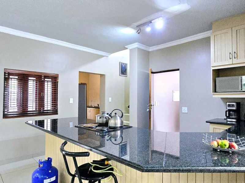 Beautiful 4 Bedroom Home in Sought-after Estate - Photo 5