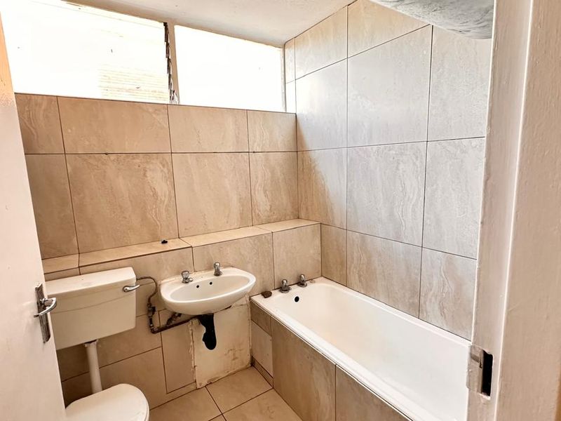 **Charming 1-Bedroom Apartment with Modern Amenities** - Photo 8