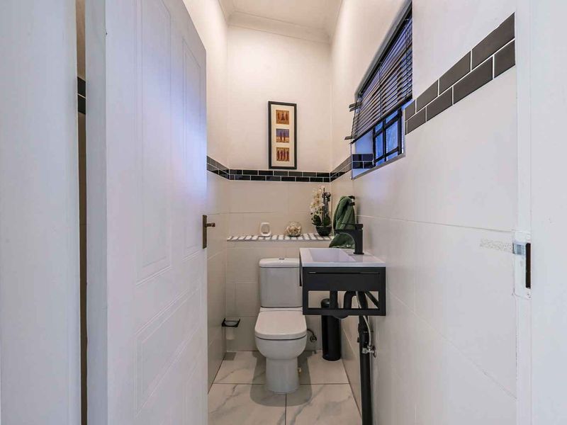 Modern living in the Heart of Waterkloof. - Photo 6