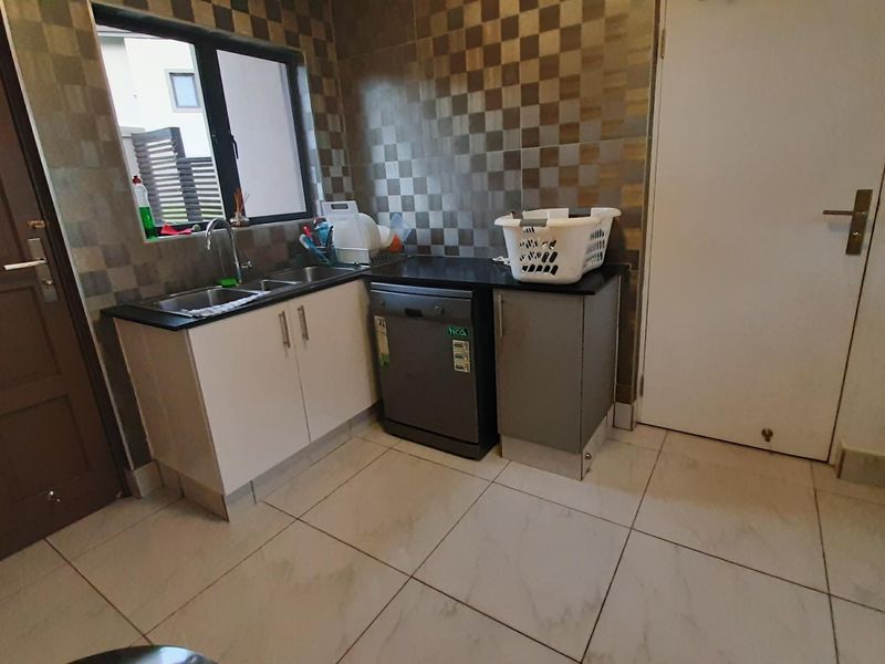 Beautiful Home For Sale in Palm Lakes Estate - Photo 10