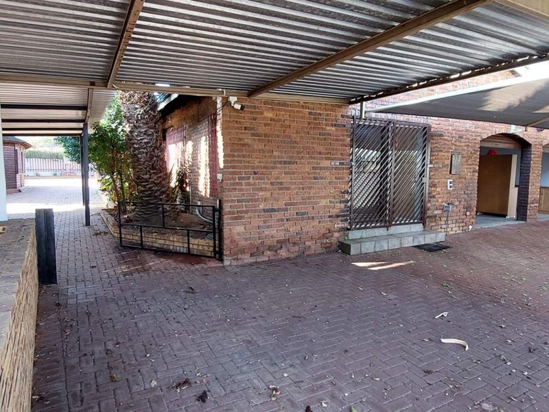 Entertainers’ Dream: 2 Thatch Lapa, Pool & Built-In Braai - Photo 1
