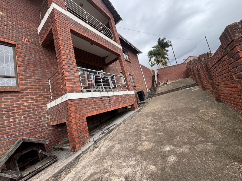 Elegant 4-Bedroom Double-Storey Home with Pool in Malvern - Photo 7