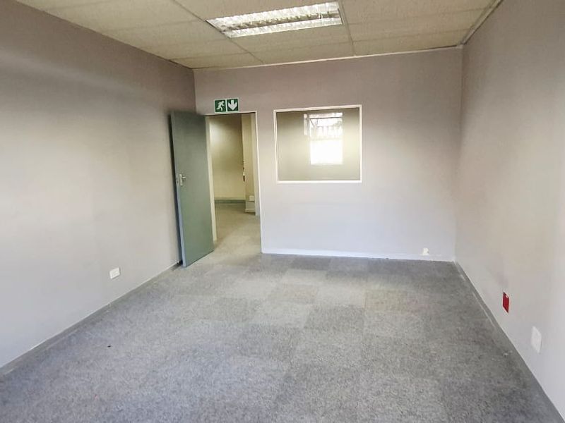 "Elevate Your Business: Spacious Office with Flexible Layout!" - Photo 3