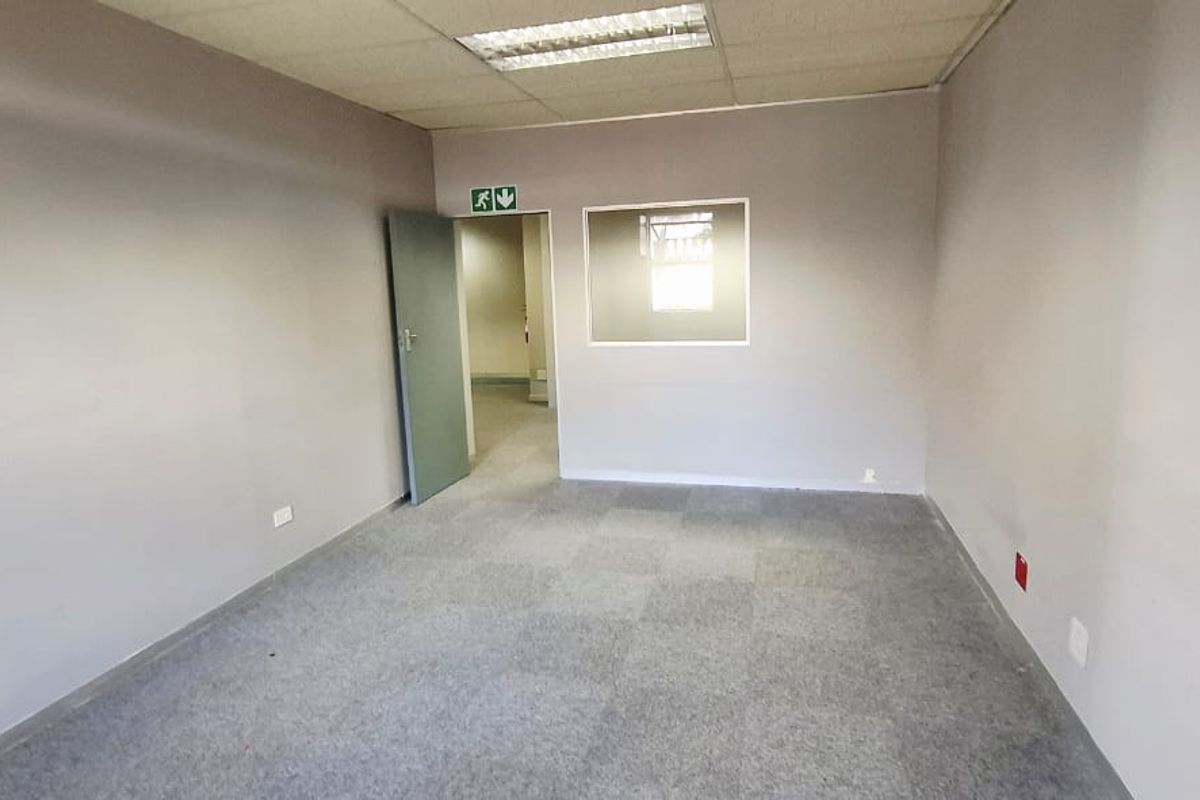 "Elevate Your Business: Spacious Office with Flexible Layout!" - Photo 3