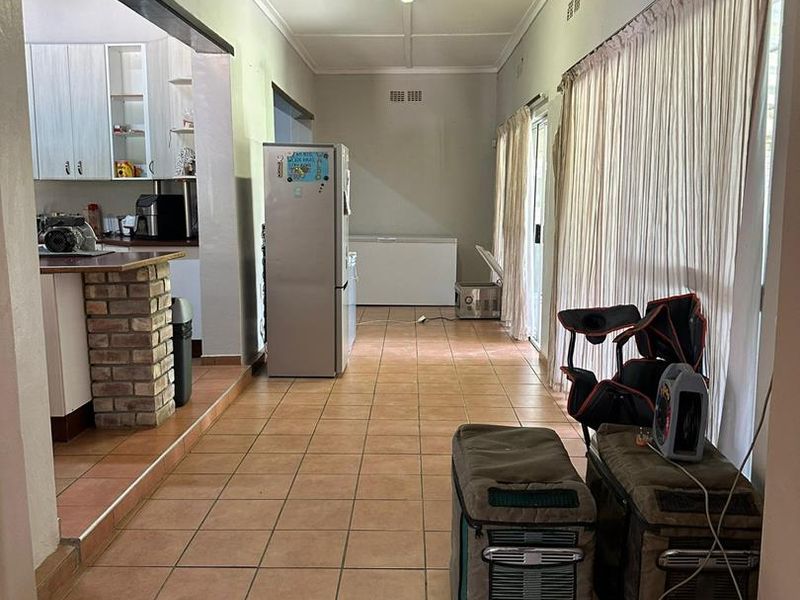 Welcome to a spacious residential property situated in Outjo on Station Road - Photo 4