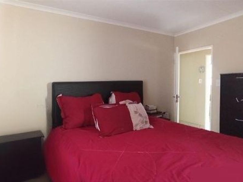 KOSMOSDAL - 3 BEDROOM FULL TITLE HOUSE IN A SECURITY ESTATE - Photo 10