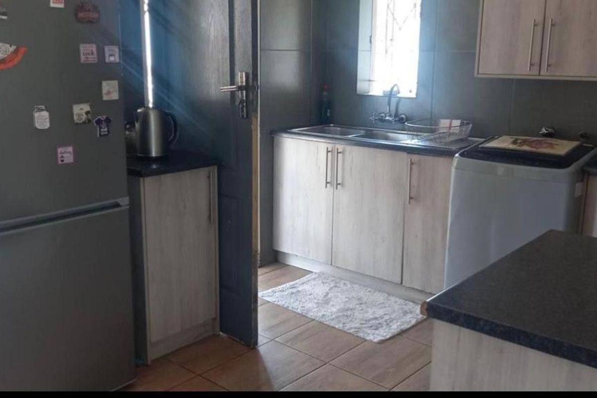 3 Bedroom house in Elandspark - Photo 3