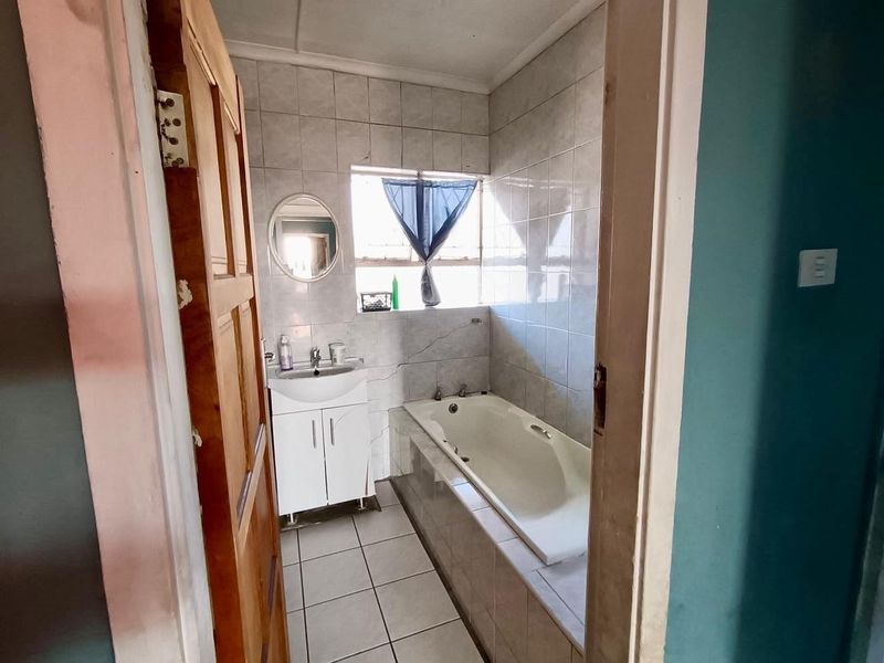 3 bedroom corner unit with a lock up garage in Montclair - Photo 7