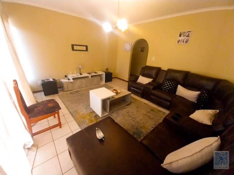 3 Bedroom House In Marbela Complex Birchleigh North - Photo 2