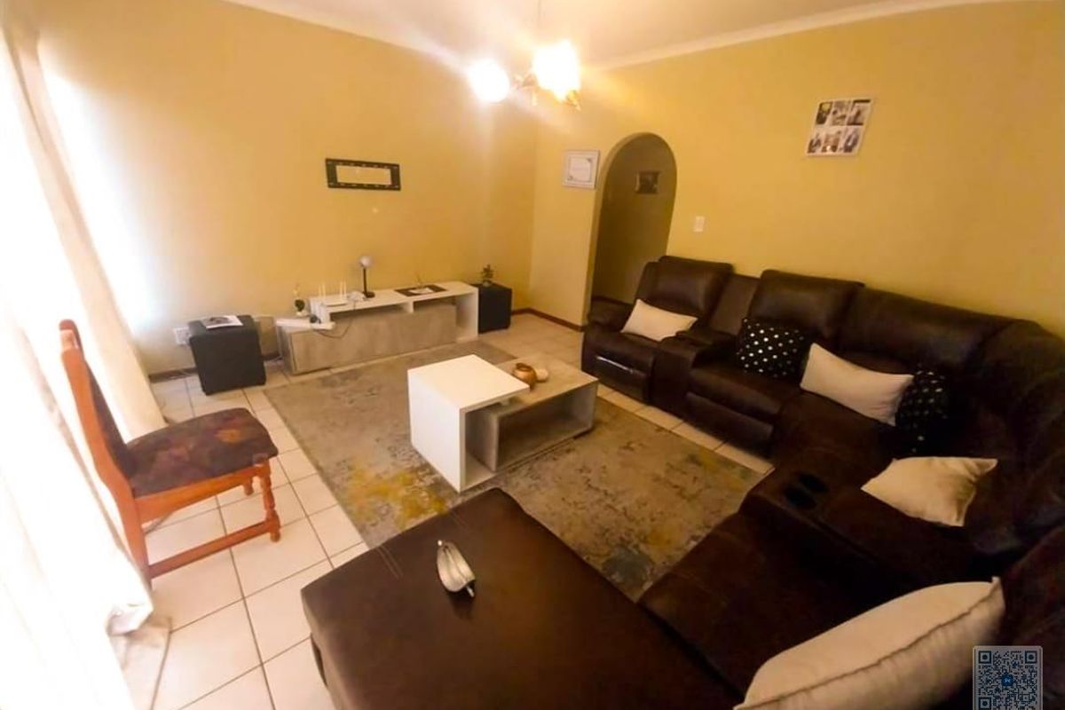 3 Bedroom House In Marbela Complex Birchleigh North - Photo 2