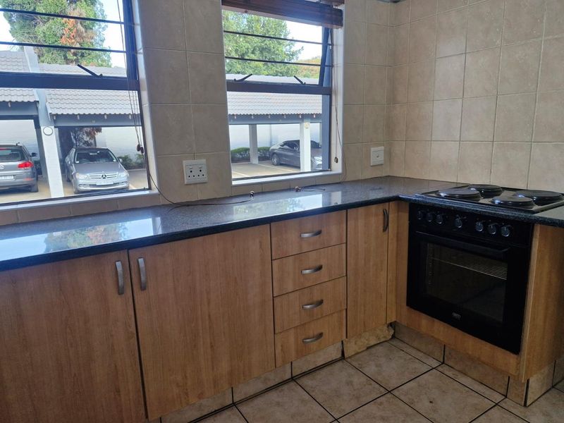 Two Bedroom Apartment in secure complex - Photo 6