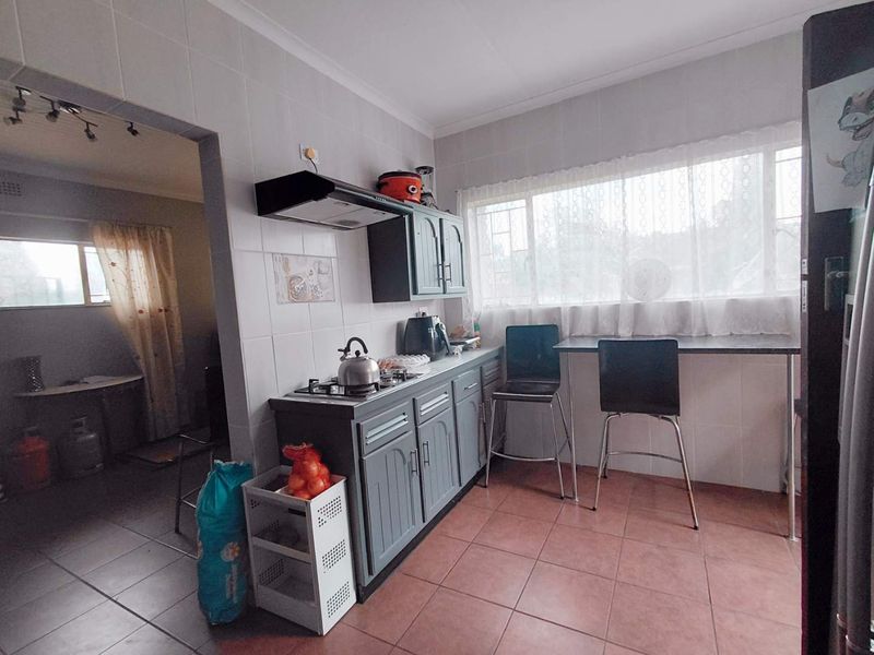 Family Home, Secure Living & Income Potential: - Photo 8