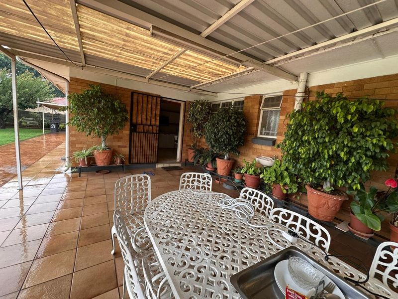 Spacious Family Home on a 1 685m2 Stand – Walking Distance from Florida Hoërskool - Photo 7