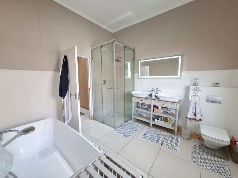 Refined Luxury Townhouse now selling a million dollars below valuation! - Photo 5