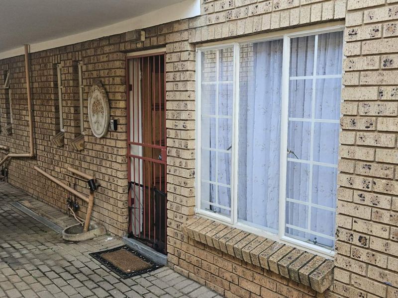 SELDOM AVAILABLE SIMPLEX IN POPULAR FAERIE GLEN COMPLEX - Photo 2