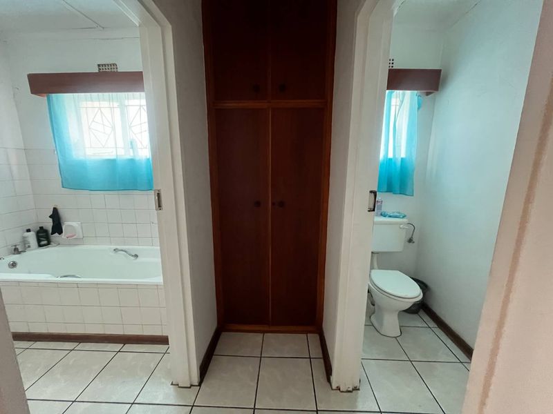 Versatile 4-Bedroom Family Home with 2 Income-Generating Flats – Upington - Photo 5