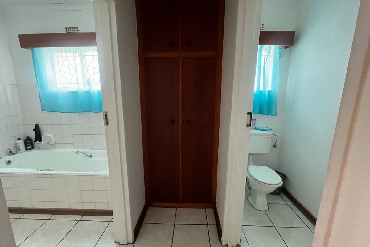 Versatile 4-Bedroom Family Home with 2 Income-Generating Flats – Upington - Photo 5