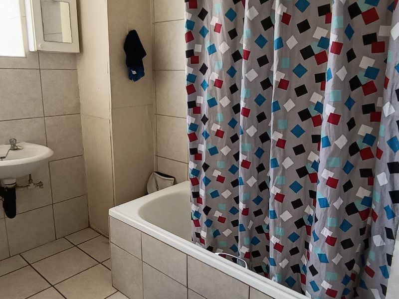 Well maintained Bachelors Apartment For S in stunning sought after complex! - Photo 7