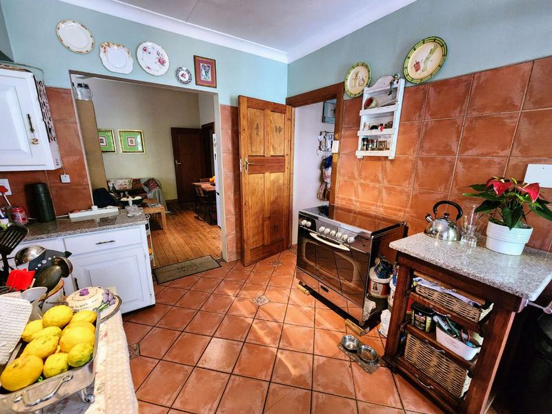 Charming Riviera Classic with Large Established Garden - Photo 6