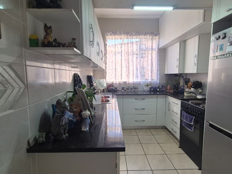 Spacious 3 bedroom unit with a lockup garage in the heart of Margate - Photo 8