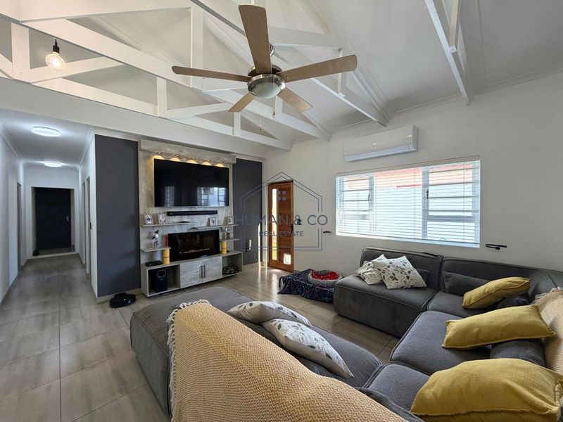 Spacious 4-Bedroom Home with lots of indoor entertainment area features - Photo 2