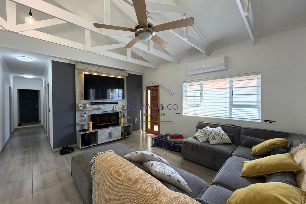 Spacious 4-Bedroom Home with lots of indoor entertainment area features - Photo 2