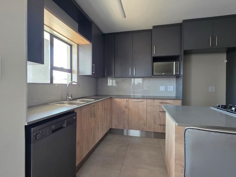 Modern 2-Bedroom Apartment | Available To Rent  Discover sophisticated urban living in this modern 2-bedroom, 2-bathroom apartment, perfectly positioned for con - Photo 1
