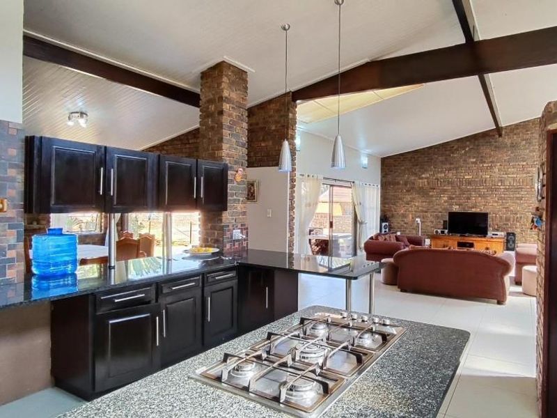 Entertainers delight with pool and flatlet - Photo 8