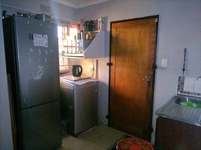 Beautiful home in a gated community - Photo 9