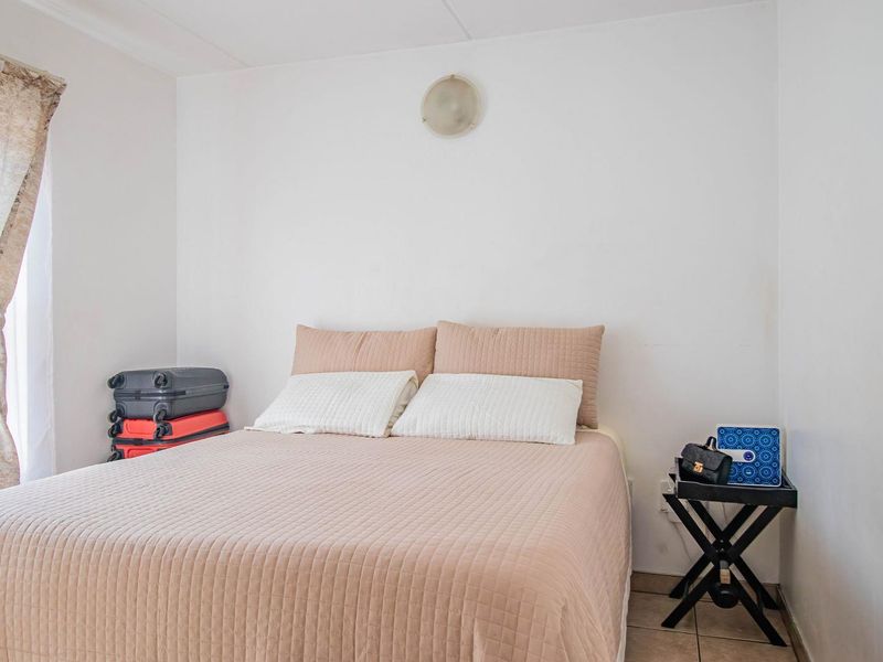 Beautiful Two bedroom apartment in a security complex - Photo 8